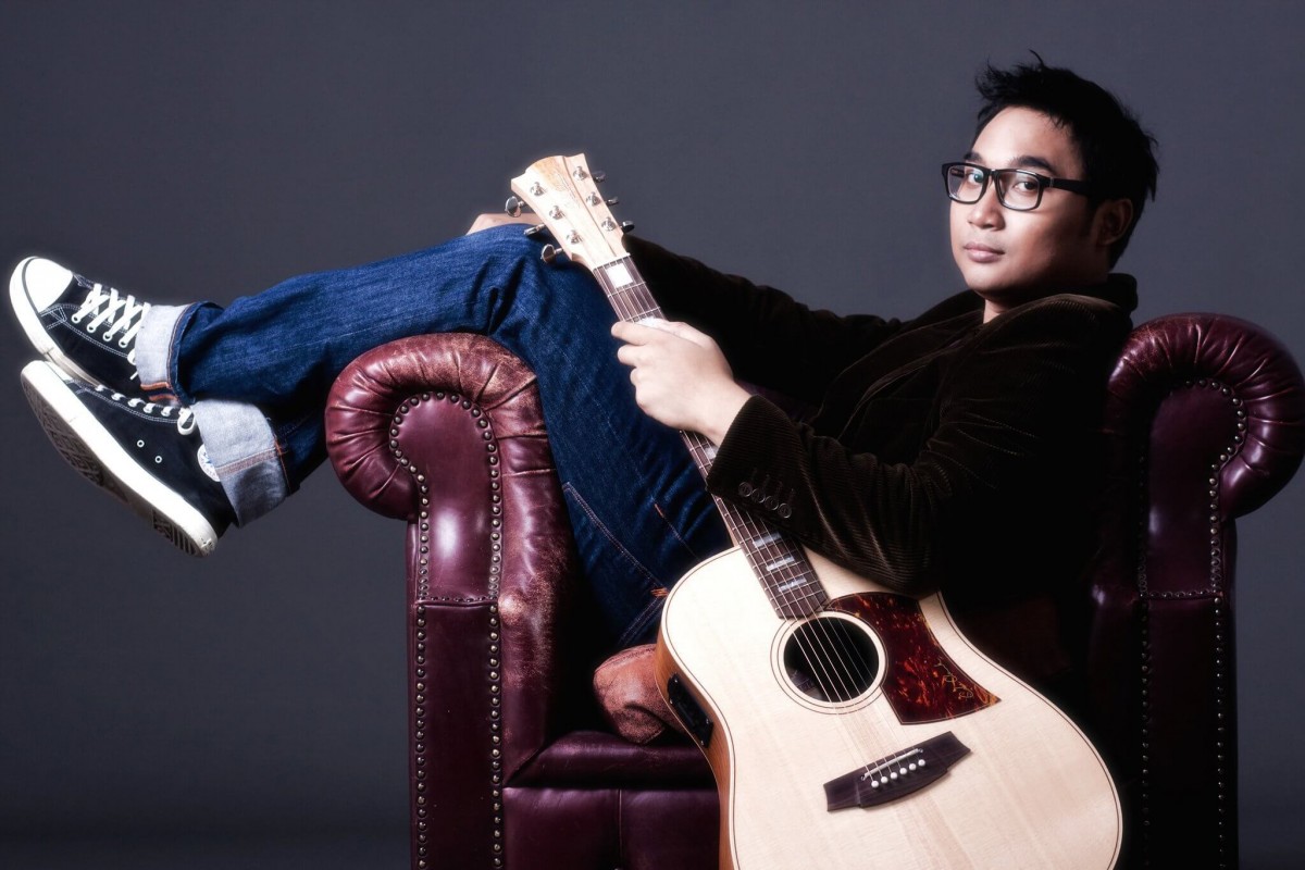 Pose Adhitia Sofyan dalam sebuah sesi foto